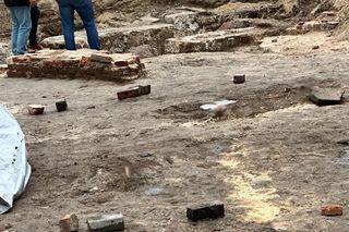 Wykopali ludzie szczątki w samym centrum Warszawy. Robotnicy wykopali kości podczas prac ziemnych