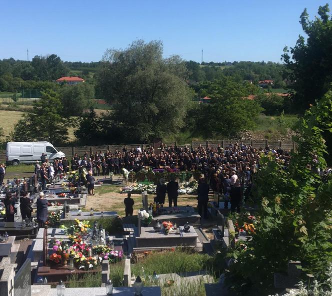Pogrzeb ofiar wypadku w Boksycce. Zenon, Agnieszka, Paweł i Adrian zostaną pochowani razemmariusz m