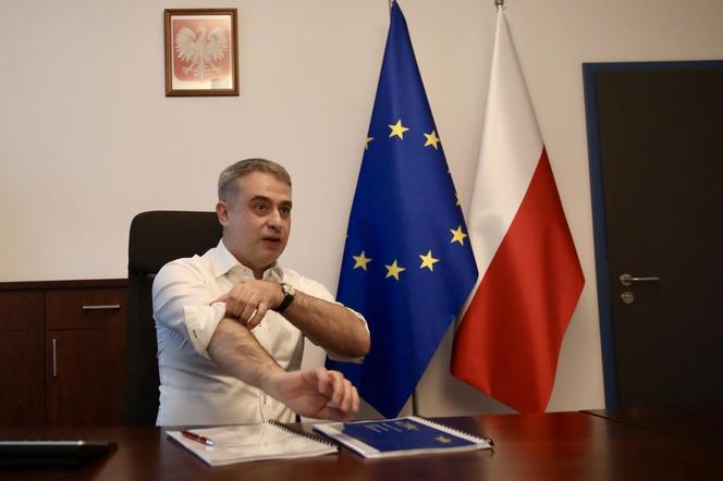 Tak pracuje nowy minister cyfryzacji. Spędziliśmy dzień z Gawkowskim