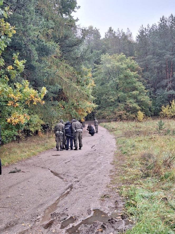 Zamknięte lasy, policjanci i żołnierze z długą bronią. Tak wygląda jedna z największych obław w historii Polski