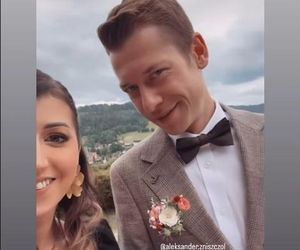 Aleksander Zniszczoł z żoną na ślubie Justyny Żyły