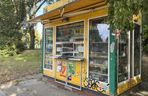 22-latek włamał się do kiosku. Nagrała go kobieta myjąca okna