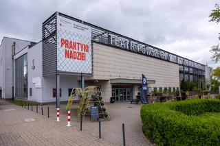 Teatr Powszechny w Warszawie (w tle budynek Pepsi, przeznaczony do rozbiórki) 