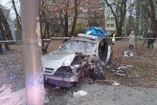 Groźny wypadek na Limanowskiego w Łodzi. Kierowca taksówki potrącił starszą kobietę i uderzył w przydrożny słup. Są ranni