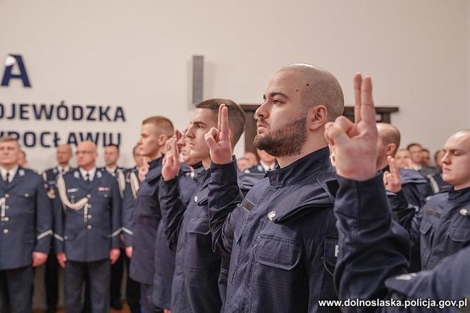 Nowi funkcjonariusze we Wrocławiu. Ponad połowa to policjantki! [ZDJĘCIA]