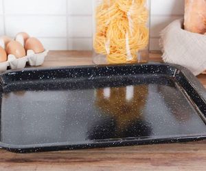 Domowe akcesoria emaliowane