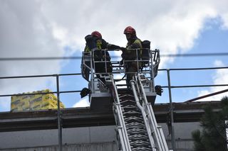 Pożar dachu budowanego budynku straży pożarnej. Zdjęcia z miejsca zdarzenia