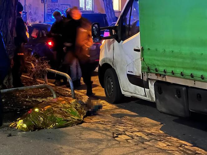 Makabra na Mokotowie. Zwłoki 60-letniego mężczyzny leżały na środku chodnika  
