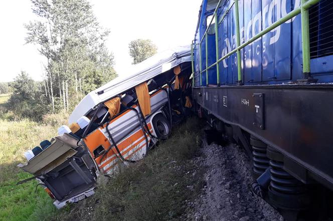 Na miejsce ściągnięty został specjalistyczny sprzęt do wyciągnięcia wykolejonej lokomotywy oraz wraku autobusu