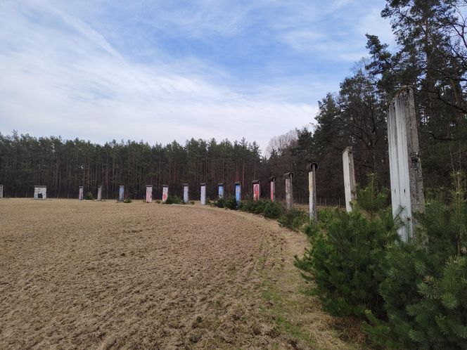 Największa kolekcja muru berlińskiego jest pod Wrocławiem. Na polu ustawiono kilkadziesiąt żelbetowych płyt z NRD
