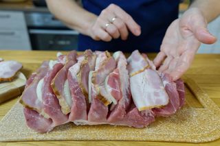Schab przekładany boczkiem i cebulą – wyjątkowo soczysta pieczeń, która zachwyca smakiem i aromatem! 