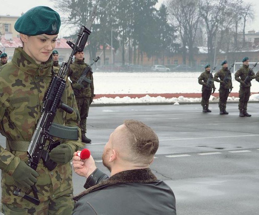 Hrubieszów. Podczas przysięgi padł przed żołnierką na kolana. Czekał na jedno słowo