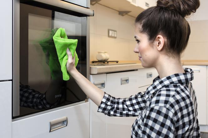 Podczas sprzątania używajmy wyłącznie materiałów wielorazowych. Zamiast ręcznika papierowego - ścierka z mikrofibry.