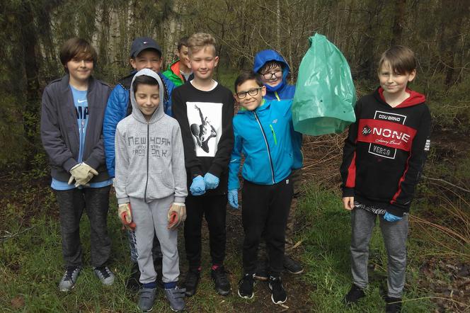 Uczniowie Szkoły Podstawowej nr 8 podczas wspólnego sprzątania