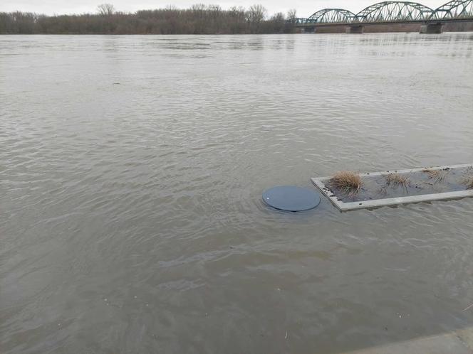 Wysoki stan Wisły w Fordonie. Pod wodą są śmietniki, ławki i donice na bulwarze