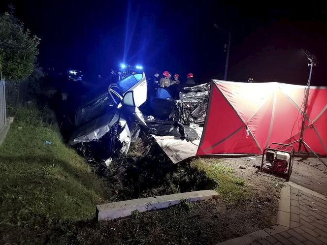  Śmiertelny wypadek pod Sieradzem. 23-letnia kobieta nie żyje [ZDJĘCIA].