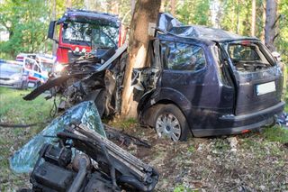 Śmierć na drodze! Ford owinął się wokół drzewa. W środku trzy osoby [ZDJĘCIA]