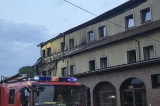 Nocny pożar hotelu w Nowym Brzesku. Z żywiołem walczyło ponad 100 strażaków 