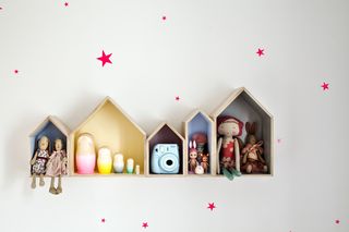 Kolorowe półki domki na ścianie w pokoju dziecka