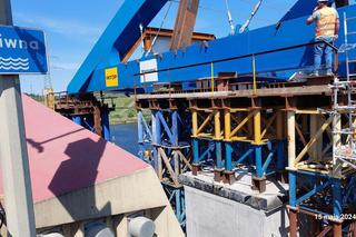 Nasuwanie przęsła łukowego na konstrukcję mostu