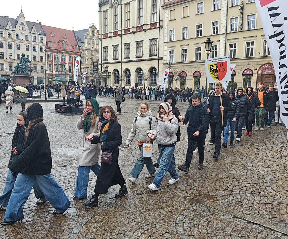 Uroczysty polonez dla Fredry 2025. Maturzyści zatańczyli na Rynku 