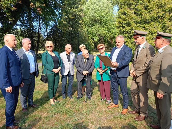 Trzy młode buki purpurowe na Skwerze Leśników Polskich wspólnie zasadzili pracownicy Nadleśnictwa Siedlce i Lasów Państwowych, władze miasta Siedlce i radni.