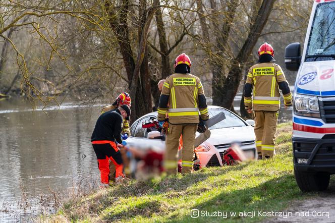 Samochód spadł do rzeki w Kostrzynie nad Odrą