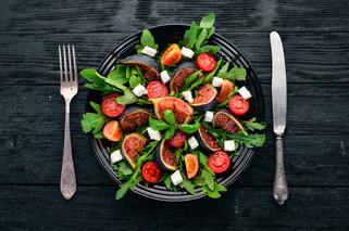 Sałata z pomidorami, figami i szpinakiem: przepis