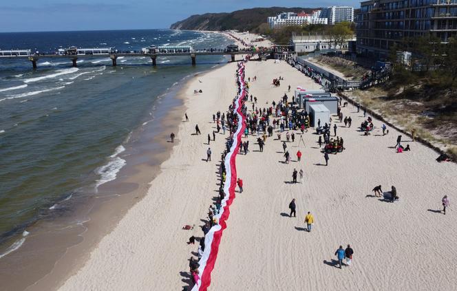 Najdłuższa flaga narodowa w Polsce mierzy ponad 2 km 700 metrów. To nowy rekord Polski!