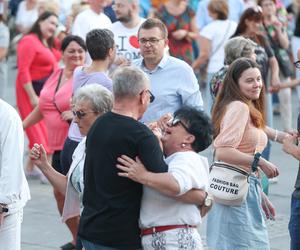 Potańcówka przed teatrem w Katowicach