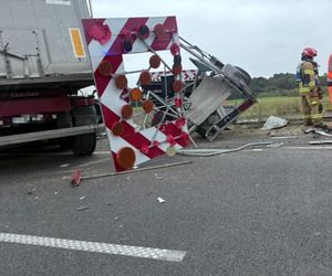 Wypadek na S5 niedaleko Kościana. TIR wjechał w pojazd służby drogowej