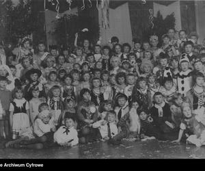 Karnawał, rok 1933. Dzieci pozują do zdjęcia podczas balu kostiumowego, zorganizowanego przez Stowarzyszenie Rodzina Wojskowa w salach kasyna 62 Pułku Piechoty Wielkopolskiej w Bydgoszczy. 