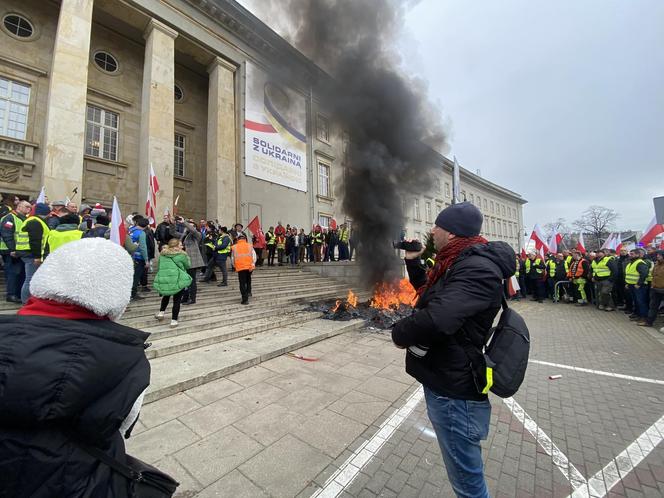 Protest rolników we Wrocławiu. Strajk wymyka się spod kontroli. Urząd Wojewódzki obrzucany jajkami