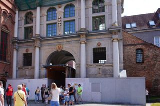 Szpetne ogrodzenie Złotej Bramy. Kiedy zniknie? 