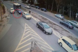 Cudem uniknął śmierci! 13-latek wjechał pod auto na hulajnodze. Przerażające nagranie