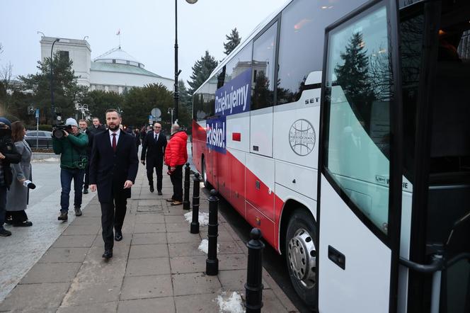 MINISTROWIE W DRODZE NA ZAPRZYSIĘŻENIE RZĄDU