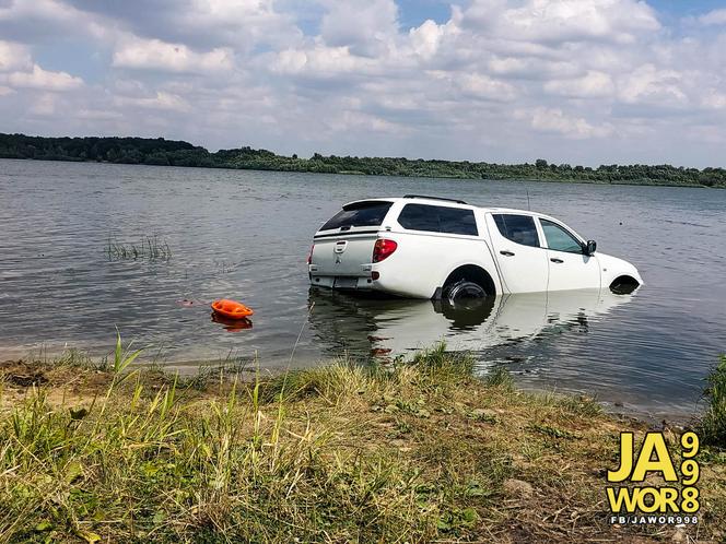 Samochód osobowy stoczył się ze skarpy do zbiornika wodnego  