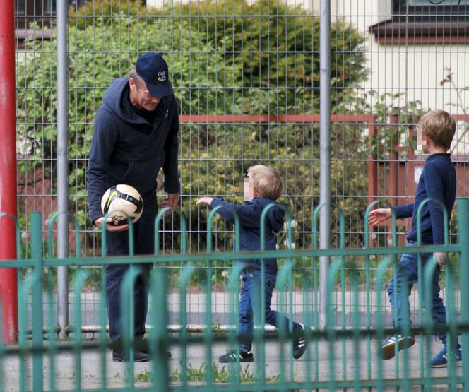 Dziadek Tusk zabrał wnuki na plac zabaw