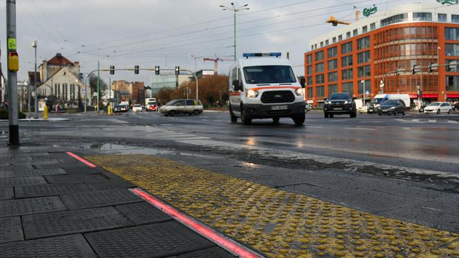 Poznań: Pojawiły się listwy ostrzegające pieszych