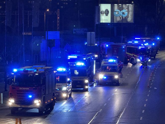  Warszawa: Samochód staranował stację benzynową na Radzymińskiej. Ewakuacja, są ranni