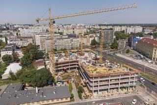 Młody mężczyzna spadł żurawia na budowie biurowca