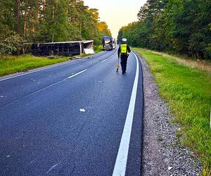 Toyota zmiażdżona przez ciężarówkę! 65-latka nie miała żadnych szans