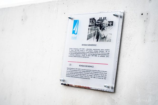 Tablica upamiętniająca Bohdana Sienkiewicza na Alei Żeglarzy w Gdyni
