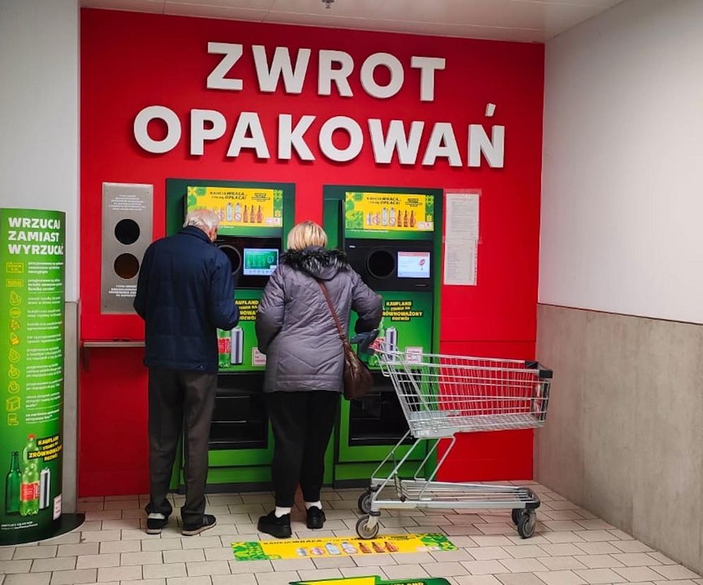 Nowy system kaucyjny. Pierwsi klienci przy automatach. Co myślą o zmianach?