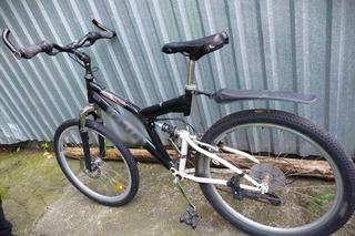 Ciągnęli rowerzystkę za samochodem aż upadła. 17-latka w ciężkim stanie