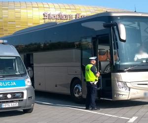  Kontrole autokarów przy gdańskim stadionie. Policjanci sprawdzają kierowców 