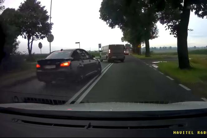 Kierowca BMW wyłączył myślenie i wyprzedzanie zakończył wślizgiem na pole