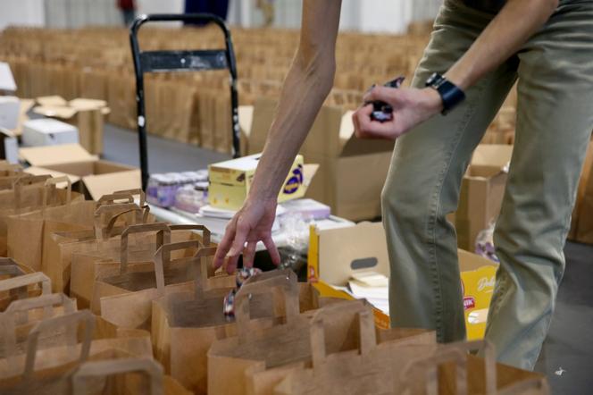 Wolontariusze już pakują świąteczne paczki. Pomógł im prezydent
