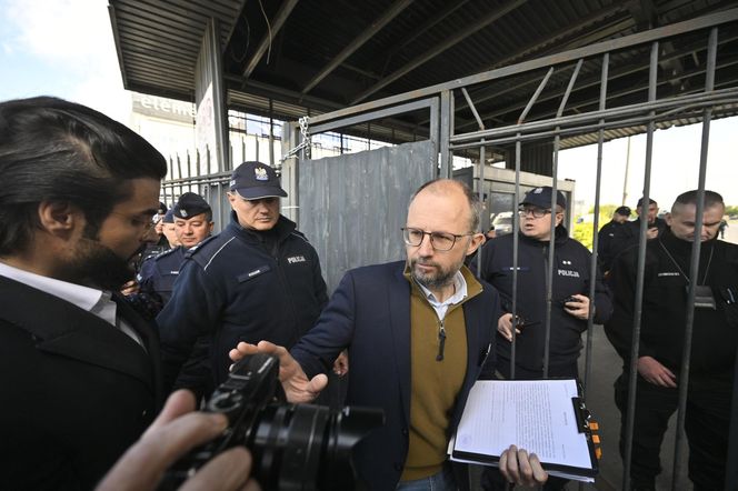 Komornicy na Modlińskiej. Nerwowe starcie przy hali na Białołęce. Ostry konflikt kupców z zarządcą hali