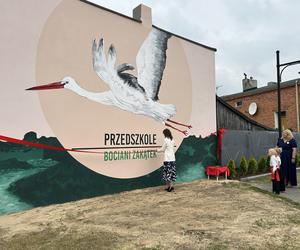 Pierwszy w Zagórowie bociani mural w Bocianim Zakątku